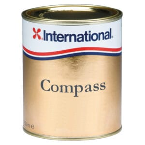 Compass polyurethan lak: Højblank bådlak med UV-filter og HALS. Påføres fra ca. +5°C. Køb 0,75 L nu og opfrisk træværket ombo