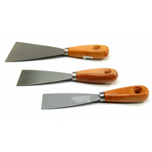 Robust stålspartel med træskaft til spartling og reparation. Fås i 40 mm, 50 mm og 80 mm. Ideel til vedligeholdelse, renovering og bådpleje.