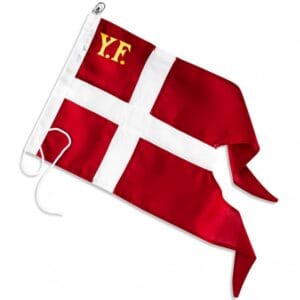Vælg mellem flere størrelser af dansk splitflag (YF yachtflag) med svirvel, der forhindrer vikling om flagstangen. Se størrelser.