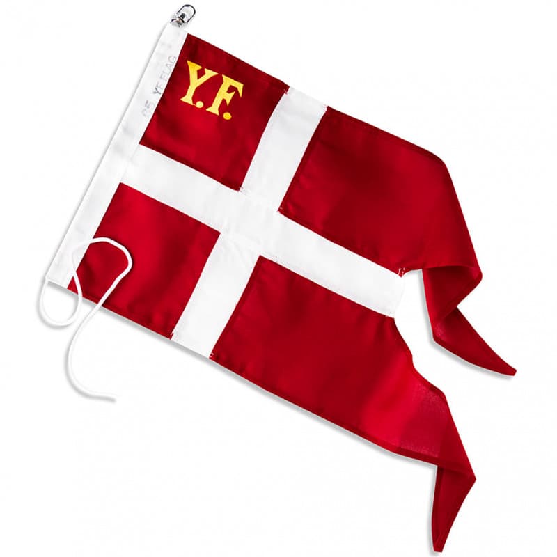 Vælg mellem flere størrelser af dansk splitflag (YF yachtflag) med svirvel, der forhindrer vikling om flagstangen. Se størrelser.