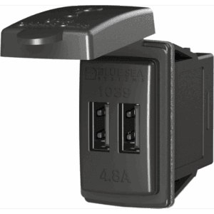 Vælg mellem Dual USB lader kontakt eller sokkel fra Blue Sea. Hurtig opladning til mobile enheder. Se størrelser.