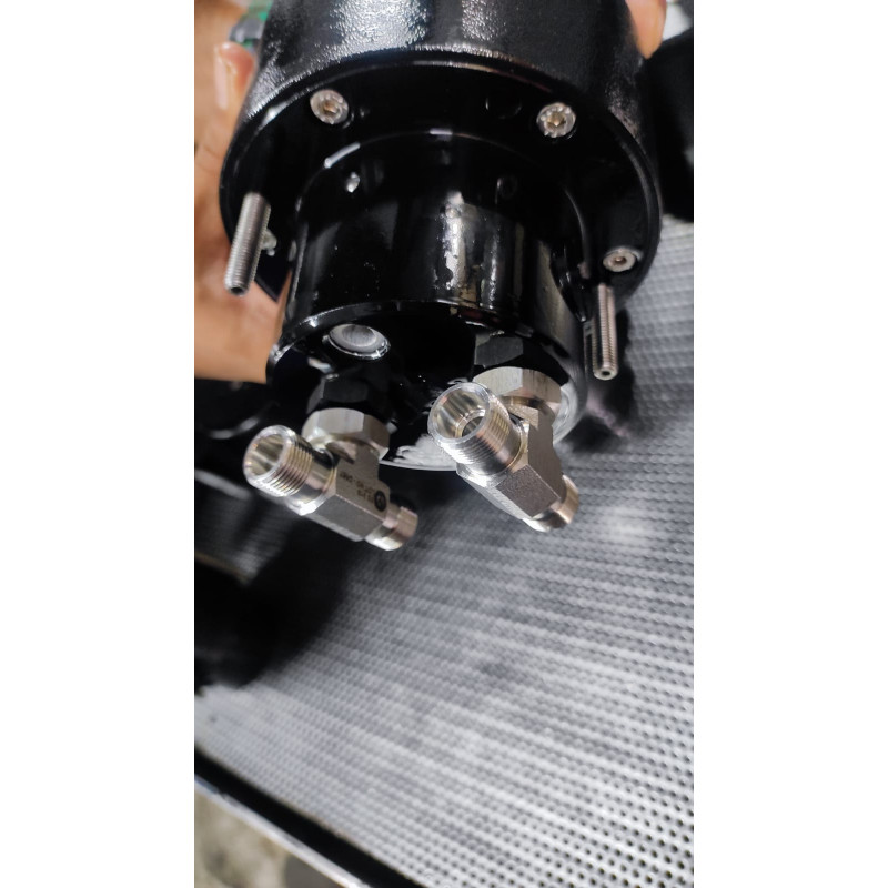 Køb Multisteer T-fitting til hydraulisk styring. Ideel til tilslutning af autopilot. Optimer din båds kontrol i dag!