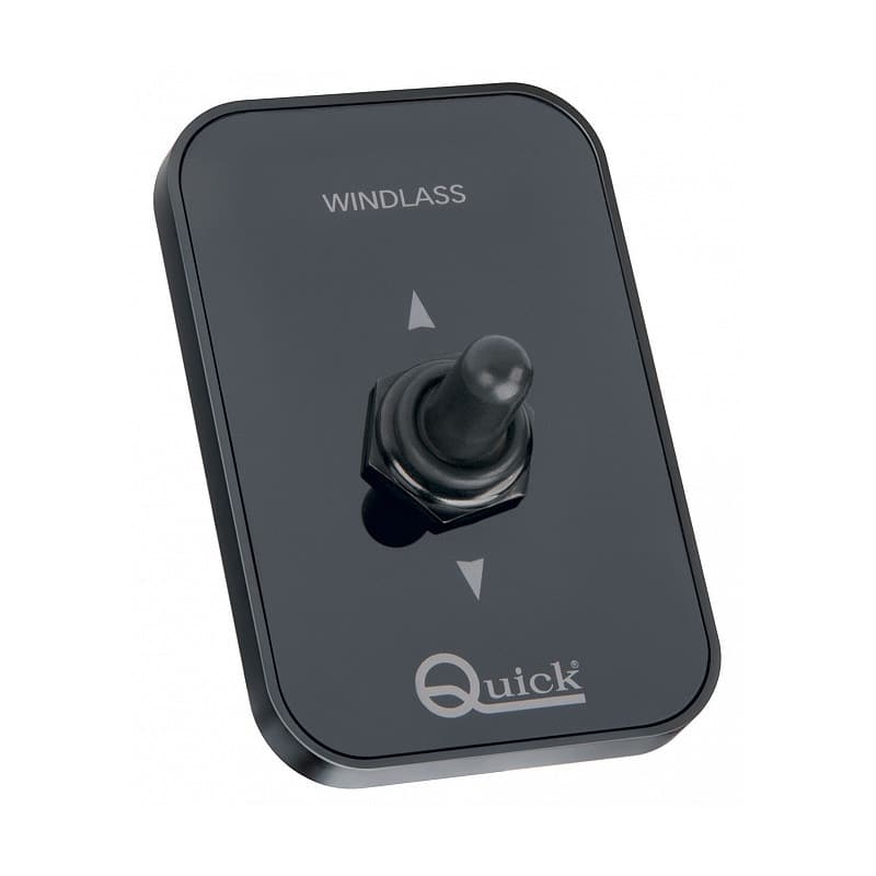 Opdag Quick WCS820 kontrolpanelet til nem betjening af ankerspil. Forbedr din sejladsoplevelse med effektiv op- og nedtrækning af ankeret.