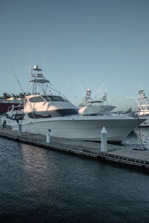 Lystbåd fortøjet ved marina under klar himmel