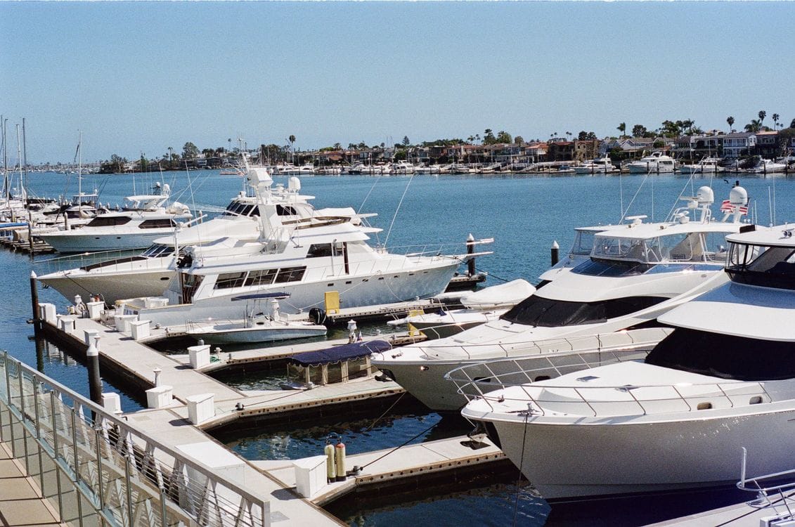 Både og yachts fortøjet i marinahavn
