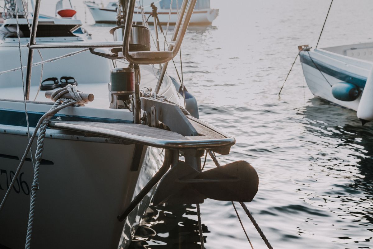 Dæk og cockpit på en sejlbåd i en marina