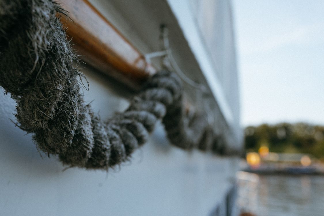 Nærbillede af vejrbidt nautisk tov med synlig slået struktur
