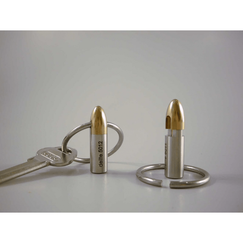 Køb Bullet nøglering i rustfrit stål og messing. Perfekt til bådelskeren. Få styr på nøglerne med stil. Bestil nu!